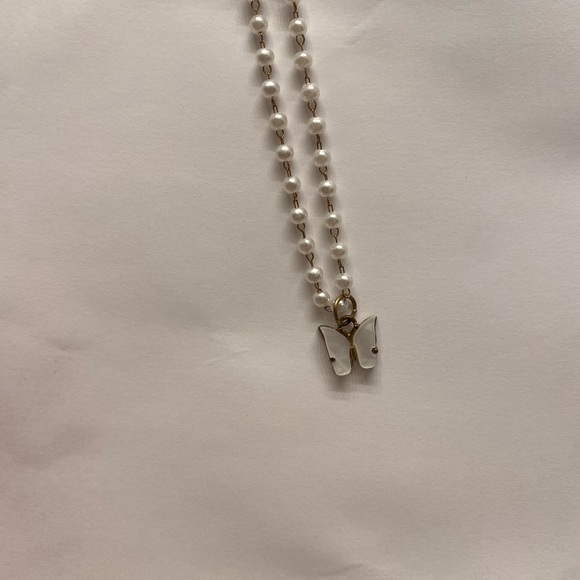 Jewelry - Elegant Faux Pearl Butterfly Necklace